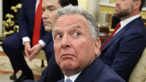 اجتماع دبلوماسي في البيت الأبيض يظهر وزير الخارجية ماركو روبيو ومبعوث أمريكي، مع تعبيرات تدل على التوتر أثناء مناقشة خطة السلام الأوكرانية.