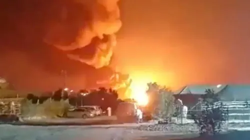 دخان كثيف يتصاعد من موقع انفجار في قاعدة أمريكية بالكويت، مما يشير إلى تصعيد الصراع الإيراني الأمريكي في المنطقة.