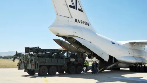 شاحنة عسكرية روسية تحمل منظومة دفاع جوي S-400 تُحمّل في طائرة شحن كبيرة، في سياق مفاوضات بيع المنظومات إلى الإمارات.