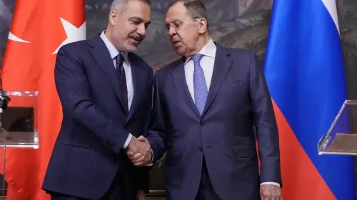 وزير الخارجية التركي يتصافح مع نظيره الروسي في موسكو خلال مناقشات رفض موسكو مقترح هدنة وفتح قنوات تفاوض مع أوكرانيا.