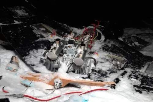 طائرة مسيرة متضررة ملقاة على الثلج، تظهر مكوناتها الداخلية، في سياق الهجمات الأوكرانية الروسية المتصاعدة.