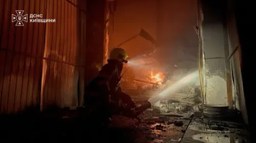 رجل إطفاء أوكراني يحاول إخماد حريق ناجم عن غارة جوية روسية في مبنى مدني بمدينة دنيبرو وسط تصاعد الحرب الروسية الأوكرانية.