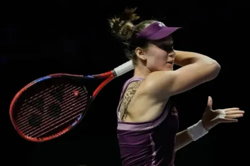 أرينا سابالينكا، المصنفة الأولى عالميًا، تضرب الكرة في مباراة نصف النهائي ضد أماندا أنيسيموفا، حيث تأهلت للنهائي بعد انتصار مثير.