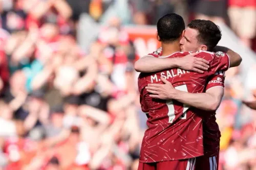محمد صلاح يحتضن زميله في الفريق خلال وداعه المؤثر في ملعب أنفيلد، حيث شهدت المباراة مشاعر الفراق بعد تسع سنوات من التألق.