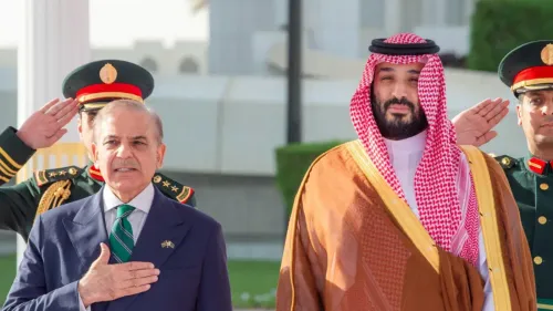 لقاء رسمي بين ولي العهد السعودي محمد بن سلمان ورئيس الوزراء الباكستاني شهباز شريف، مع حرس الشرف في الخلفية.