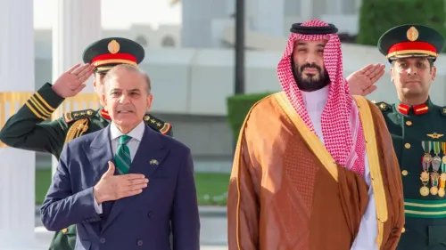 اجتماع بين رئيس وزراء باكستان شهباز شريف وولي العهد السعودي محمد بن سلمان، مع حرس الشرف، في إطار تعزيز التعاون العسكري.