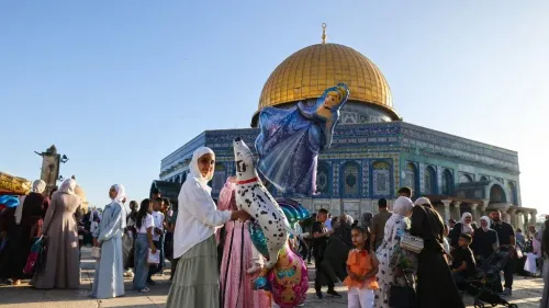 مصلون وزوار في ساحات المسجد الأقصى في القدس، يعكس أهمية المسجد في الصراع الفلسطيني الإسرائيلي والتغيرات في المناهج السعودية حول القدس والإسلام.