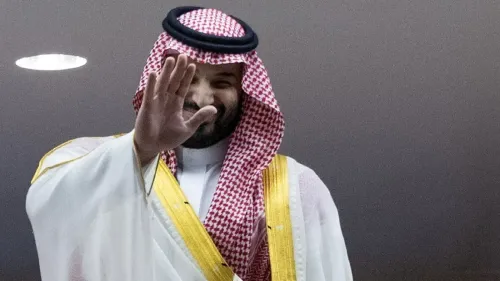 ولي العهد السعودي محمد بن سلمان يلوح بيده، مع خلفية رمادية، في سياق تصاعد الإعدامات في المملكة.