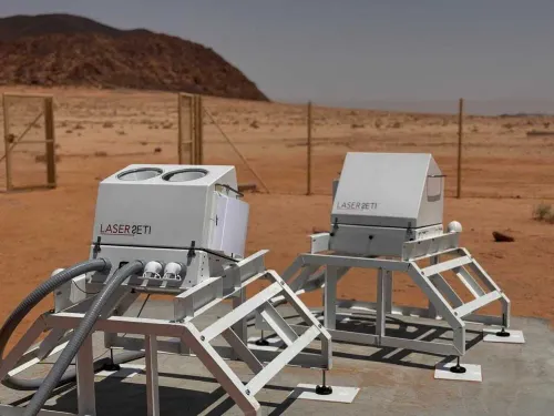جهازا LaserSETI مثبتان في صحراء العُلا السعودية لمراقبة إشارات ضوئية محتملة من حضارات خارج الأرض ضمن شبكة عالمية للرصد الفلكي.