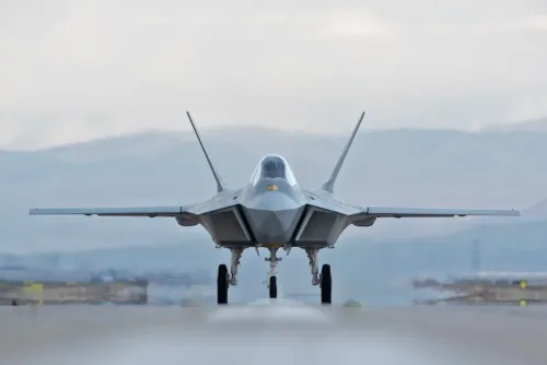 طائرة مقاتلة من الجيل الخامس "كان" التركية، تظهر على مدرج الطيران، مع التركيز على تصميمها المتطور واستعدادها للإقلاع.