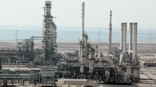 مصفاة أرامكو في رأس تنورة، تُظهر المنشأة الكبيرة مع أبراج التكرير، بعد حريق محدود نتيجة سقوط حطام طائرة مسيرة.