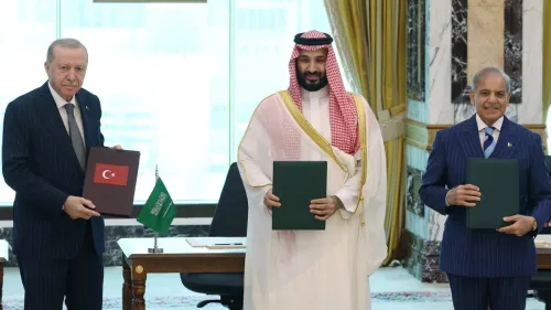 قادة السعودية وتركيا وباكستان يحملون وثائق اتفاقية الدفاع المشترك في مكة، وسط توتر سعودي-مصري بشأن الانضمام للحلف.