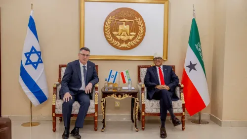 زيارة وزير الخارجية الإسرائيلي جدعون ساعر لرئيس أرض الصومال عبد الرحمن محمد، مع العلم الوطني لكل من إسرائيل وأرض الصومال.