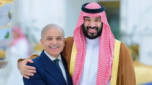 لقاء بين ولي العهد السعودي محمد بن سلمان ورئيس الوزراء الباكستاني شهباز شريف، حيث يظهران مبتسمين في أجواء ودية.