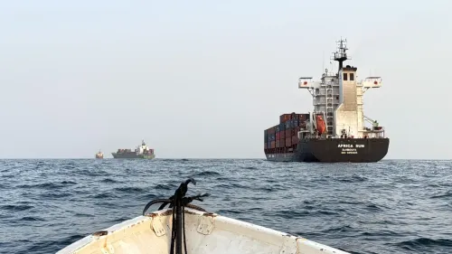 سفن شحن حاويات كبيرة في البحر الأحمر قبالة سواحل ينبع السعودية، في ظل توترات الحوثيين وتأثيرها على حركة الملاحة النفطية.