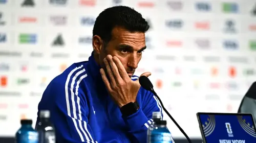 ليونيل سكولوني مدرب منتخب الأرجنتين يتحدث بثقة في مؤتمر صحفي قبل نهائي كأس العالم 2026 ضد إسبانيا في نيويورك.