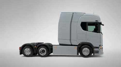 شاحنة كهربائية حديثة من Scania بتصميم هوائي محسّن وبطاريات متقدمة لمدى يصل إلى 720 كيلومتراً في النقل الثقيل.