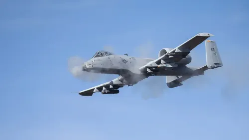 تحلق طائرة A-10 Warthog الأمريكية في السماء، مع ظهور دخان من محركاتها، في سياق تصاعد التوترات العسكرية في المنطقة.