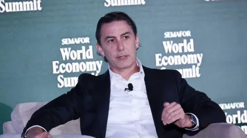 عاموس هوخشتاين يتحدث في قمة الاقتصاد العالمي، مع التركيز على انتقاده لنتنياهو بشأن الدعم الأمريكي لإسرائيل في النزاع مع غزة.