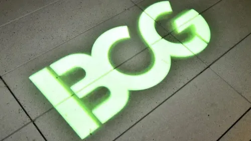 شعار مجموعة بوسطن الاستشارية (BCG) مضاء باللون الأخضر على الأرضية، في سياق الجدل حول مشاركتها في مشروع المساعدات في غزة.