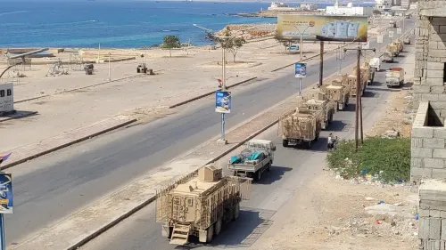 قافلة عسكرية تتقدم على طريق ساحلي في جنوب اليمن، مع وجود البحر في الخلفية، تعكس التوترات المتزايدة بين القوات المدعومة من السعودية والمجلس الانتقالي الجنوبي.