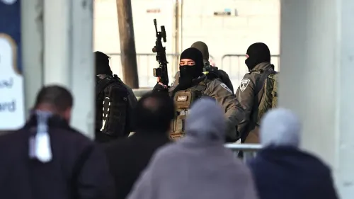 عناصر من القوات الإسرائيلية يرتدون زيًا عسكريًا ويستعدون لمواجهة في منطقة فلسطينية، مما يعكس تصاعد العنف والإكراه.