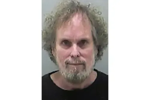 تظهر الصورة تومي طومسون، صائد كنوز سابق، بعد إطلاق سراحه من السجن بعد سنوات من النزاع القانوني حول كنوز السفينة الغارقة.