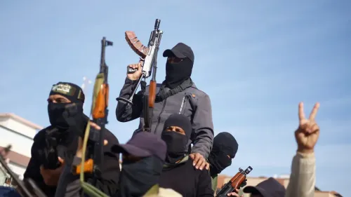 مقاتلو حماس مرتدون زيًا عسكريًا، يحملون الأسلحة ويستعرضون في شوارع غزة، بينما يتجمع المدنيون حولهم في مشهد مثير للجدل.