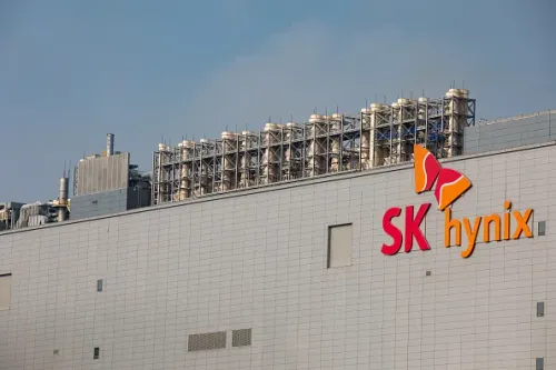 مبنى مصنع SK Hynix في داليان بالصين مع شعار الشركة، مرتبط بطلب موافقة أمريكية لشحن معدات تصنيع رقائق NAND.