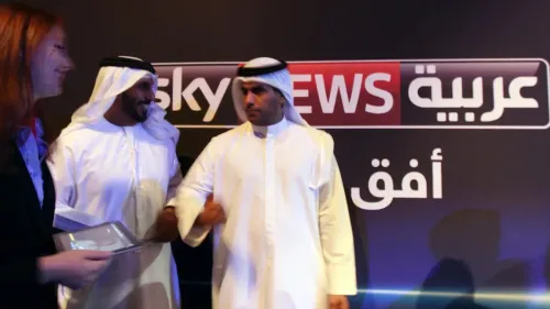 تظهر الصورة مجموعة من الأشخاص يرتدون الزي الإماراتي التقليدي، يتفاعلون في حدث متعلق بقناة سكاي نيوز عربية، مع شعار القناة في الخلفية.