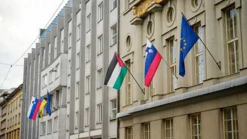 إنزال علم فلسطين من مبنى الحكومة السلوفينية في ليوبليانا، بينما ترفرف أعلام سلوفينيا والاتحاد الأوروبي وأوكرانيا.