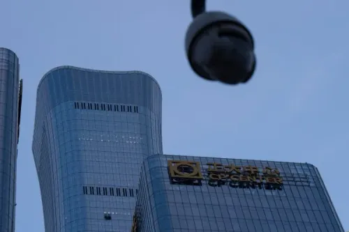 اصطدمت طائرة صغيرة ببرج CITIC في بكين، مما أدى إلى إخلاء المبنى وتجمع كبير للشرطة والإسعاف في المنطقة.
