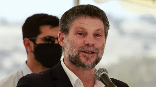وزير المالية الإسرائيلي المتطرف بيزليل سموتريش يتحدث في مؤتمر عن موقف إسرائيل من الحرب الأمريكية على إيران ورغبتها في عدم الانخراط المباشر.