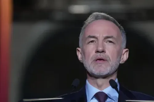 إيمانويل غريغوار يتحدث بعد فوزه في الانتخابات البلدية في باريس، معبرًا عن رؤيته لباريس التقدمية.