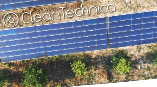 ألواح شمسية مرتبة على الأرض مع شعار CleanTechnica، تعكس أهمية الطاقة الشمسية والتخزين في شبكة الطاقة النظيفة بالولايات المتحدة.