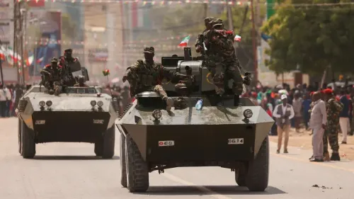 عربات مدرعة تحمل جنودًا في عرض عسكري بأرض الصومال، حيث تعزز المنطقة علاقاتها العسكرية مع إسرائيل بعد اعترافها بها كدولة.