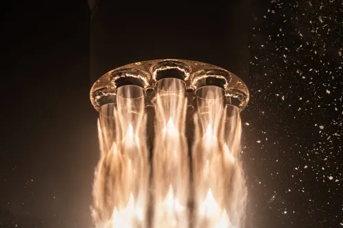 انبعاث لهب قوي من محركات صاروخ Spectrum التابع لشركة Isar Aerospace أثناء إطلاقه الناجح نحو مدار الأرض، مع تركيز على قوة الدفع والتقنية الألمانية في قطاع إطلاق الأقمار الصناعية.