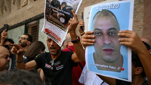 مظاهرة في إيطاليا تطالب بالعدالة لعبد الرحيم فاكر، المغربي الذي توفي بعد تدخل الشرطة في بولونيا، مع رفع صورته ولافتات احتجاجية.