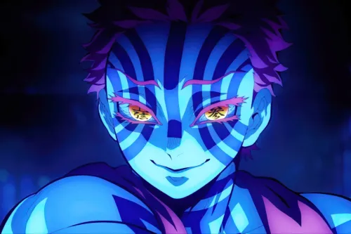 شخصية أنمي "Demon Slayer" بوجه ملون بخطوط زرقاء وعيون برتقالية تحمل رموز يابانية، تعكس الطابع الثقافي والقصصي للأنمي الياباني.