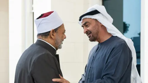 لقاء بين الإمام الأكبر أحمد الطيب وولي عهد الإمارات محمد بن زايد، يعكس الدعم المتبادل في ظل التوترات الإقليمية.