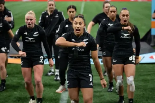 فريق نيوزيلندا للسيدات يؤدي رقصة تقليدية قبل المباراة، مع التركيز على القائدة التي تعبر عن الحماس والثقة.