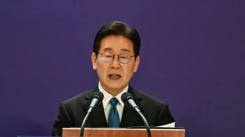 الرئيس الكوري الجنوبي لي جاي ميونغ يتحدث في مؤتمر صحفي حول سحب أنظمة الدفاع الجوي الأمريكية وتأثير ذلك على الأمن الإقليمي.