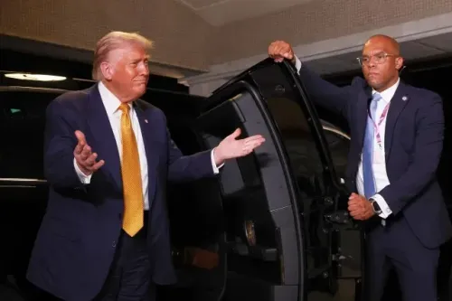 ترامب يتحدث مع أحد مساعديه أثناء وصوله إلى قمة اقتصادية في جيونغجو، كوريا الجنوبية، حيث يناقش قضايا تجارية مع زعيم البلاد.