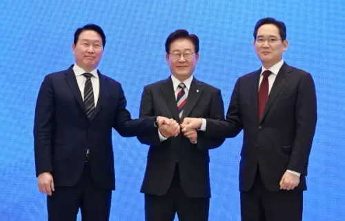 الرئيس الكوري الجنوبي وقادة Samsung وSK Hynix يعلنون استثمار 518 مليار دولار لإنشاء مجمع تصنيع رقائق الذكاء الاصطناعي جنوب غرب كوريا.