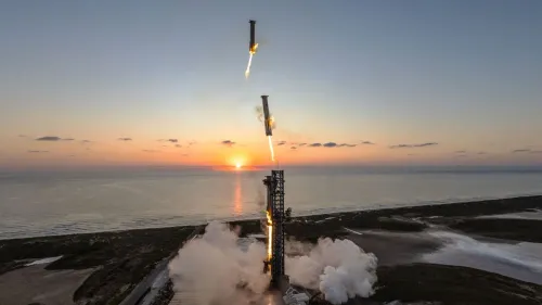 هبوط مرحلتين من صاروخ Falcon 9 بنجاح على منصة الإطلاق قبالة ساحل المحيط عند غروب الشمس، يعكس إنجازات SpaceX في إعادة استخدام الصواريخ.