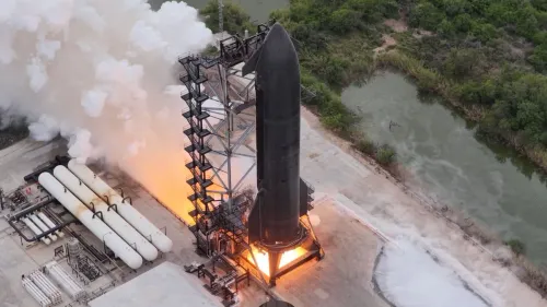 صاروخ Starship من SpaceX يشعل محركاته في اختبار ثابت استعداداً للرحلة الاختبارية الخامسة عشرة التي قد تشمل التقاط المرحلتين معاً.