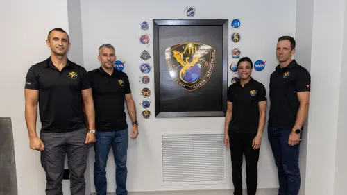 طاقم مهمة Crew-13 الدولية من ناسا ووكالات فضاء أخرى يقفون بجانب شعار المهمة الذي يحمل الرقم 13، في إشارة إلى أول رحلة تحمل هذا الرقم منذ خمسين عاماً.