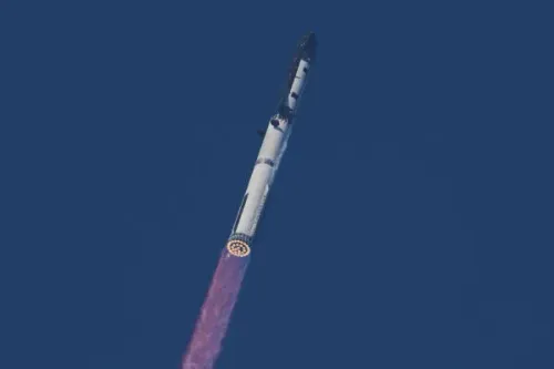 صاروخ Starship من SpaceX ينطلق نحو السماء، مطلقًا 20 قمرًا صناعيًا من طراز Starlink، في رحلة اختبارية نحو القمر.