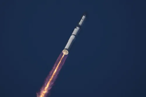 مركبة Starship العملاقة التابعة لشركة SpaceX تطلق محركاتها في رحلة اختبارية تحمل 20 قمراً صناعياً من Starlink فوق سماء صافية.