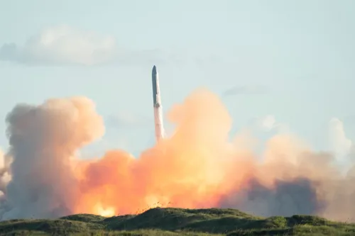 صاروخ فضائي ينطلق من منصة إطلاق وسط سحب دخان ونيران، في اختبار تجريبي لإطلاق صاروخ Starship من شركة SpaceX.